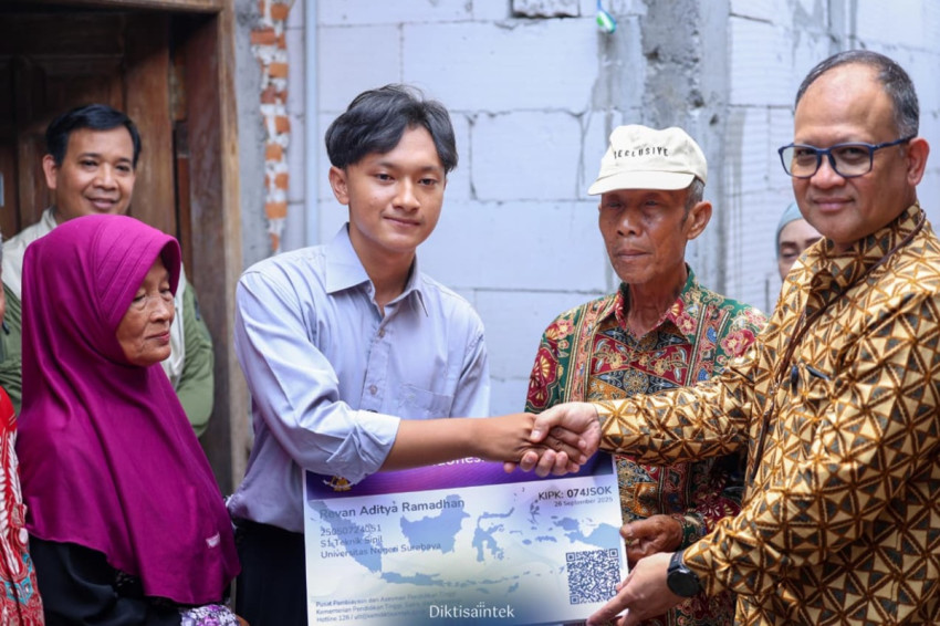 Kisah Inspiratif Revan: Raih KIP Kuliah Unesa Demi Keluarga