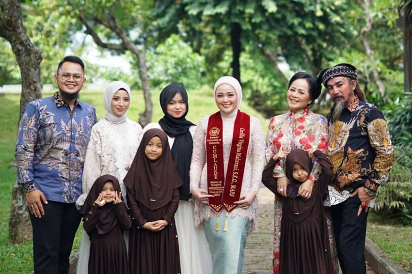 Keren! Putri Limbad S2 Cum Laude, Bikin Bangga Para Orang Tua