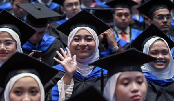 Ilustrasi pentaksiran universiti untuk artikel Melebihi Gred A: Memanusiakan Pentaksiran Universiti Lewat VBE